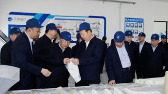 伊東集團(tuán)董事長(zhǎng)楊二喜一行赴內(nèi)蒙古天皓玻纖有限責(zé)任公司和宏河物流公司參觀(guān)學(xué)習(xí)，共探合作新契機(jī)